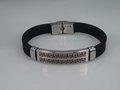AH0008 Armband zwart, gebogen plaat, motief, sluiting edelstaal